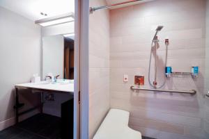 aloft cleveland airport