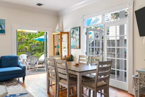 Sunnyside Up By Brightwild Pool Parking,Farara Shores>>Key Colony Beach,3 star