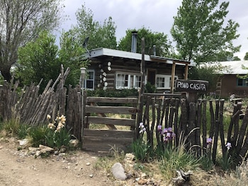 taos goji farm and eco lodge retreat