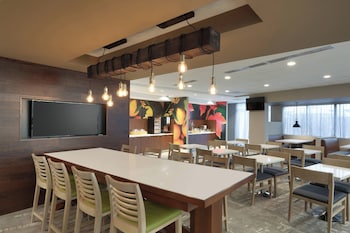 fairfield inn and suites by marriott springfield north