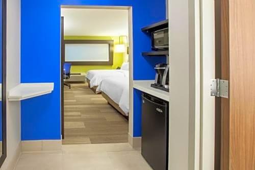 holiday inn express and suites atlanta n woodstock