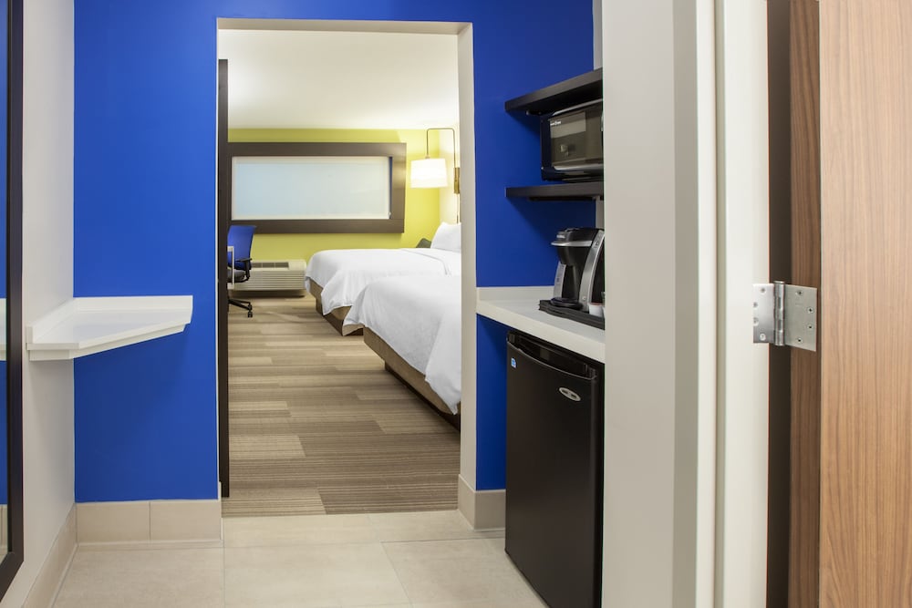 holiday inn express and suites atlanta n woodstock