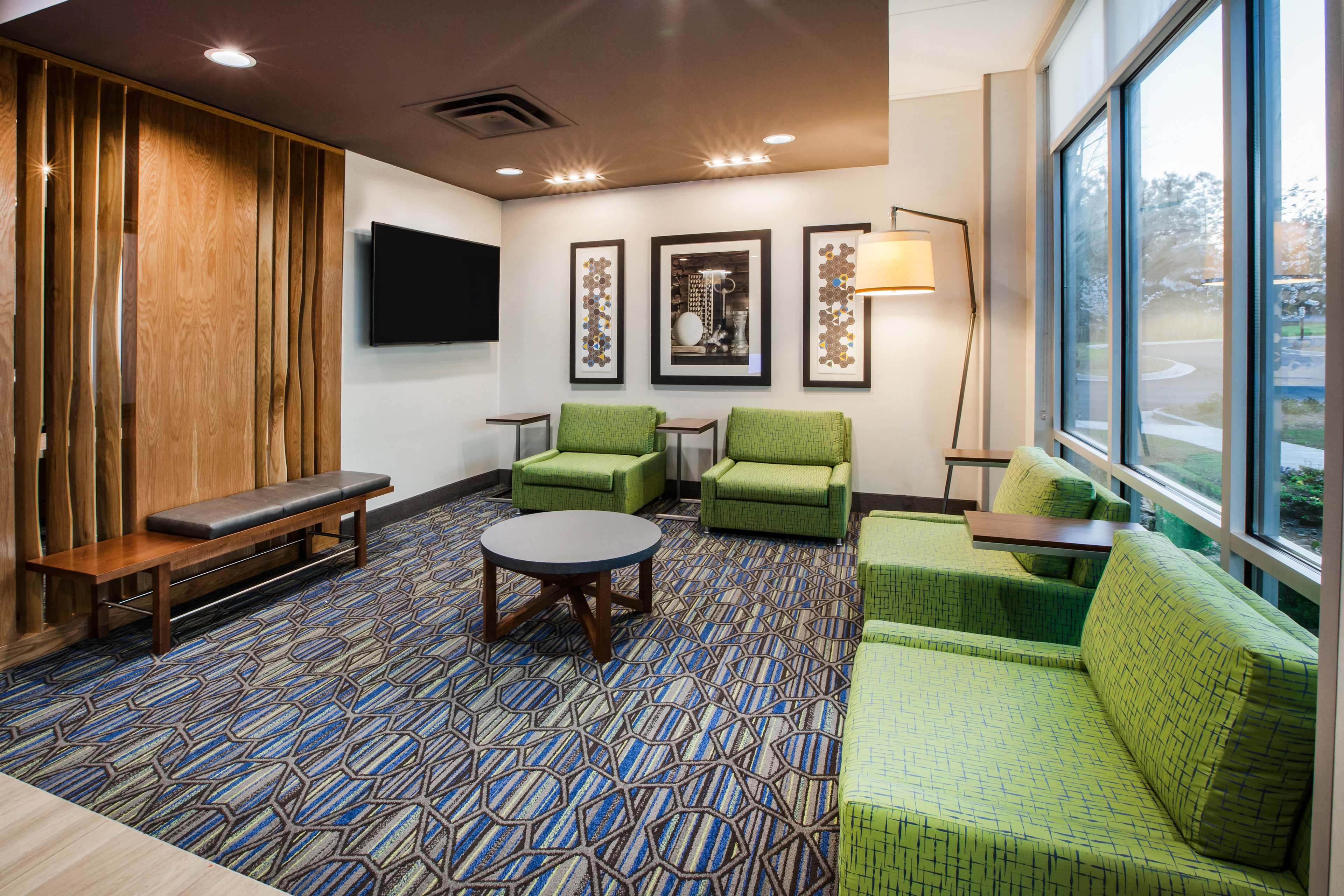holiday inn express and suites atlanta n woodstock
