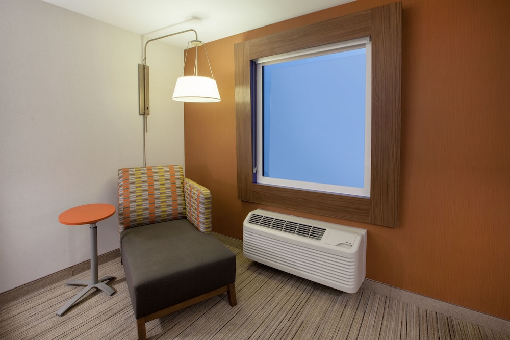 holiday inn express and suites atlanta n woodstock