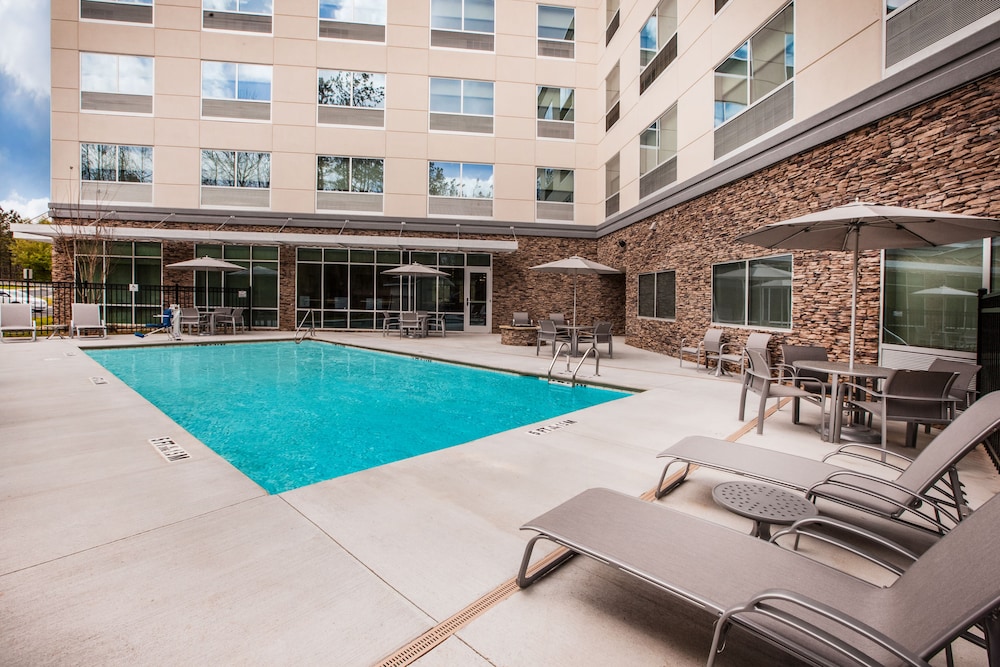 holiday inn express and suites atlanta n woodstock