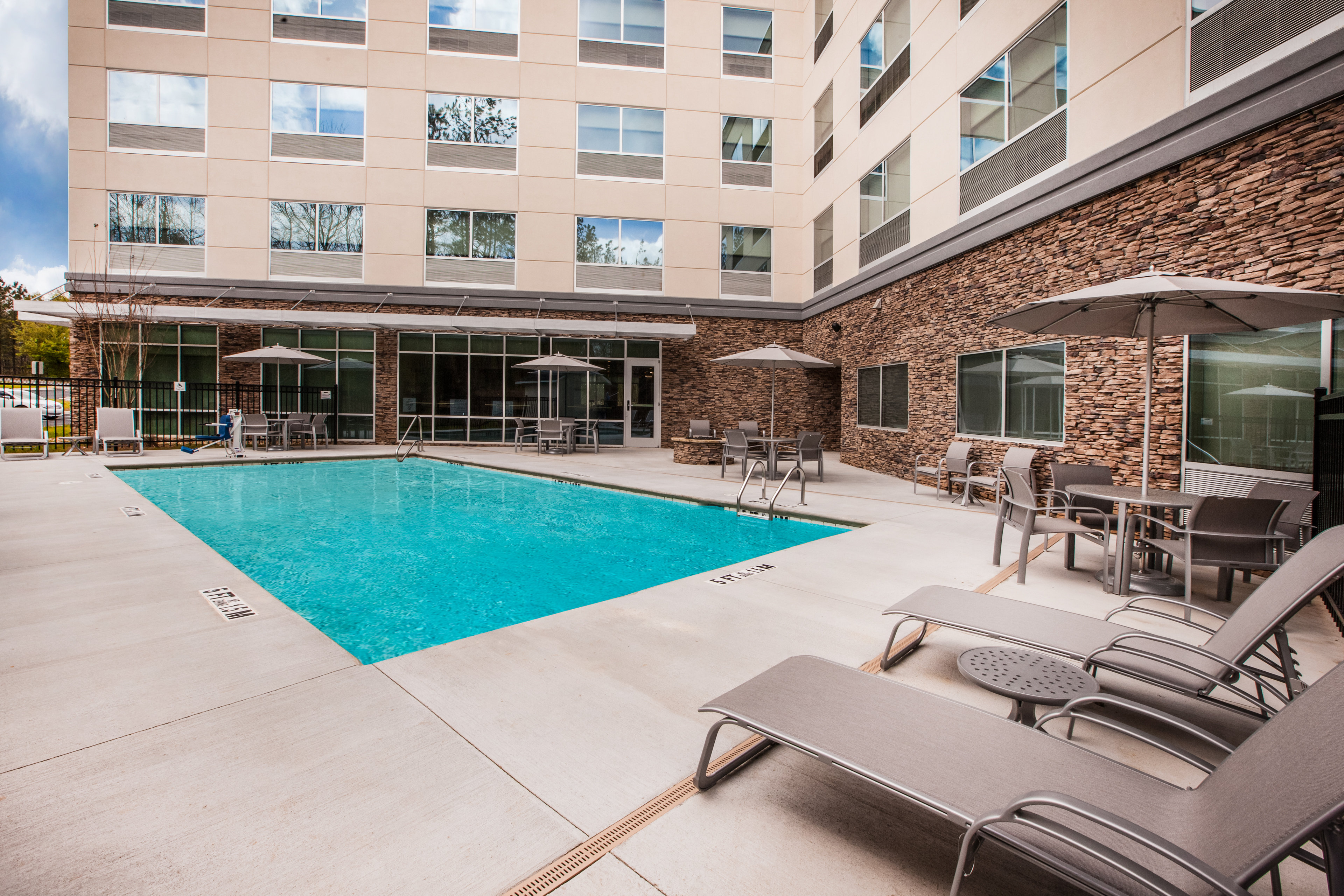 holiday inn express and suites atlanta n woodstock