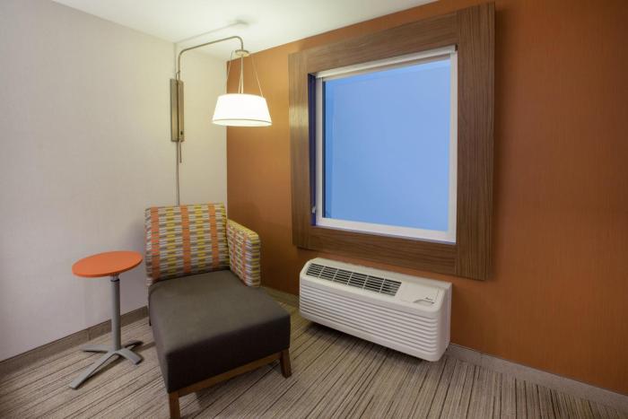 holiday inn express and suites atlanta n woodstock