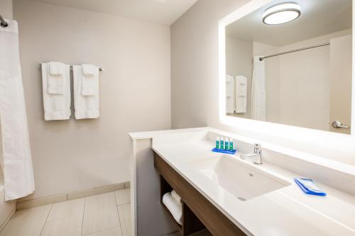 holiday inn express and suites atlanta n woodstock