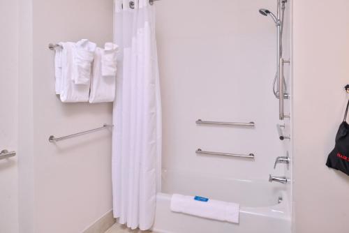 holiday inn express and suites farmville by ihg