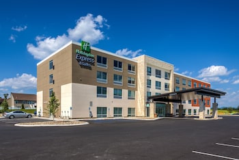 holiday inn express and suites milroy reedsville