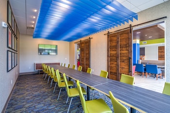 holiday inn express and suites milroy reedsville