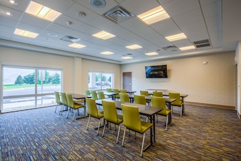 holiday inn express and suites milroy reedsville