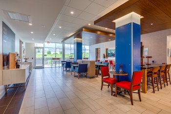 holiday inn express and suites milroy reedsville