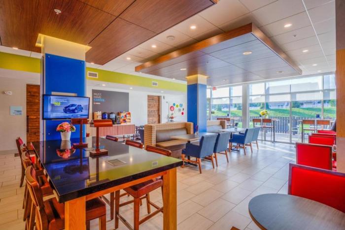 holiday inn express and suites milroy reedsville