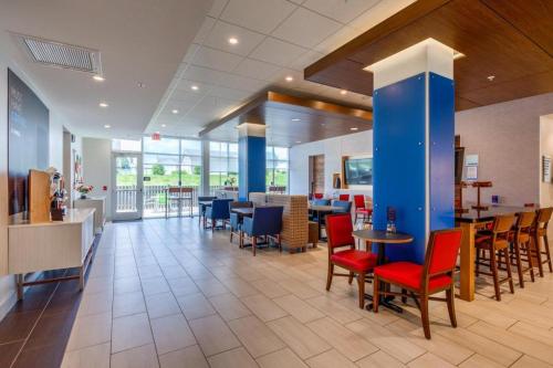 holiday inn express and suites milroy reedsville