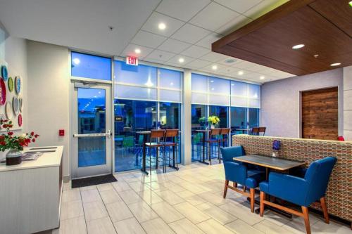 holiday inn express and suites milroy reedsville