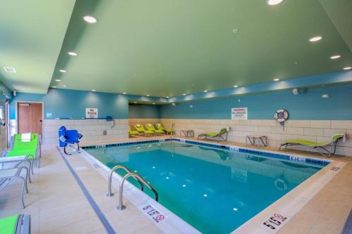 holiday inn express and suites milroy reedsville