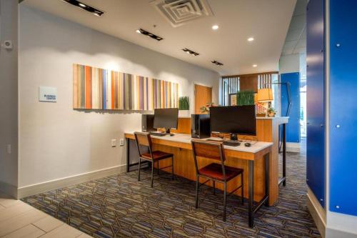 holiday inn express and suites milroy reedsville