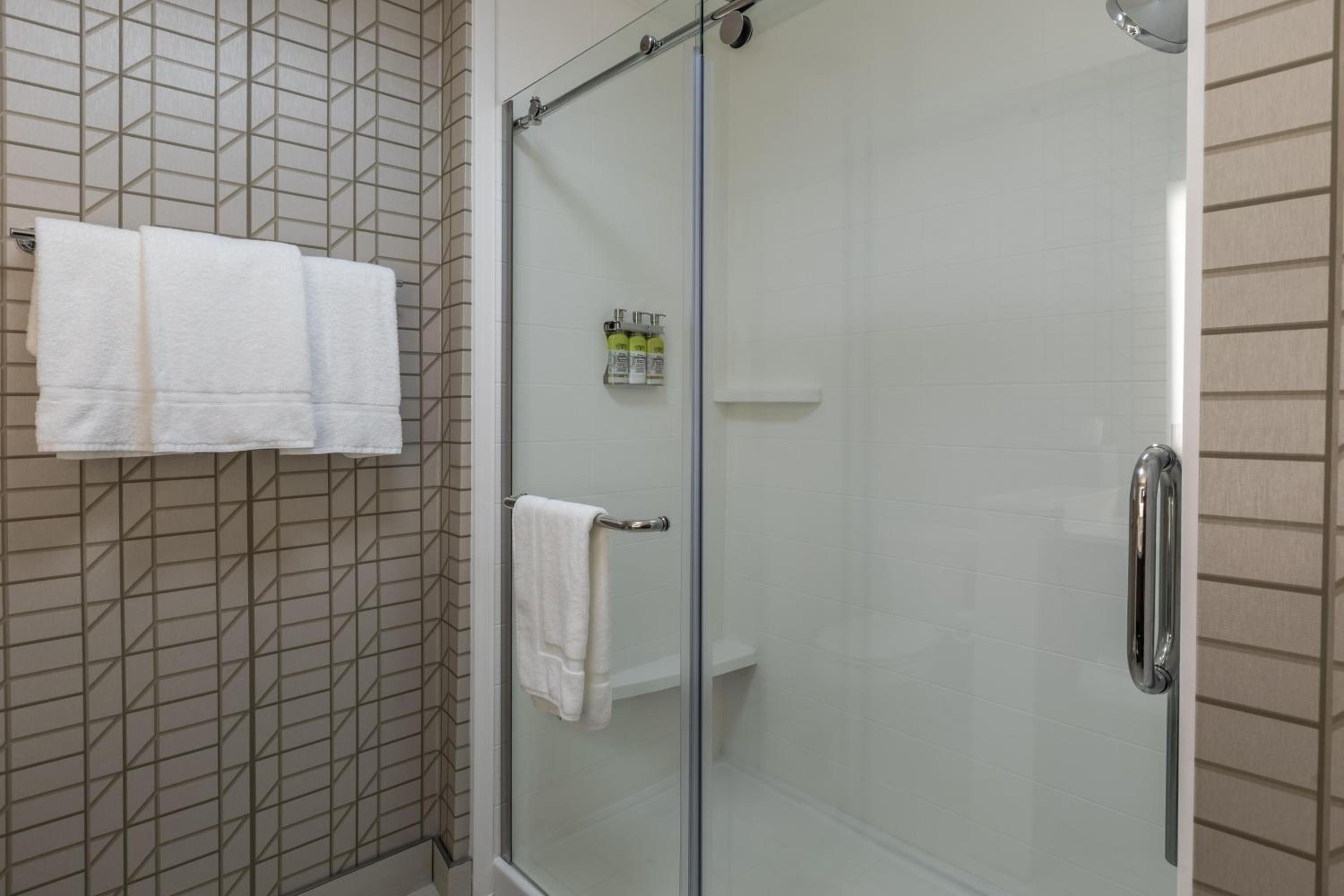 holiday inn express and suites gainesville lake lanier area