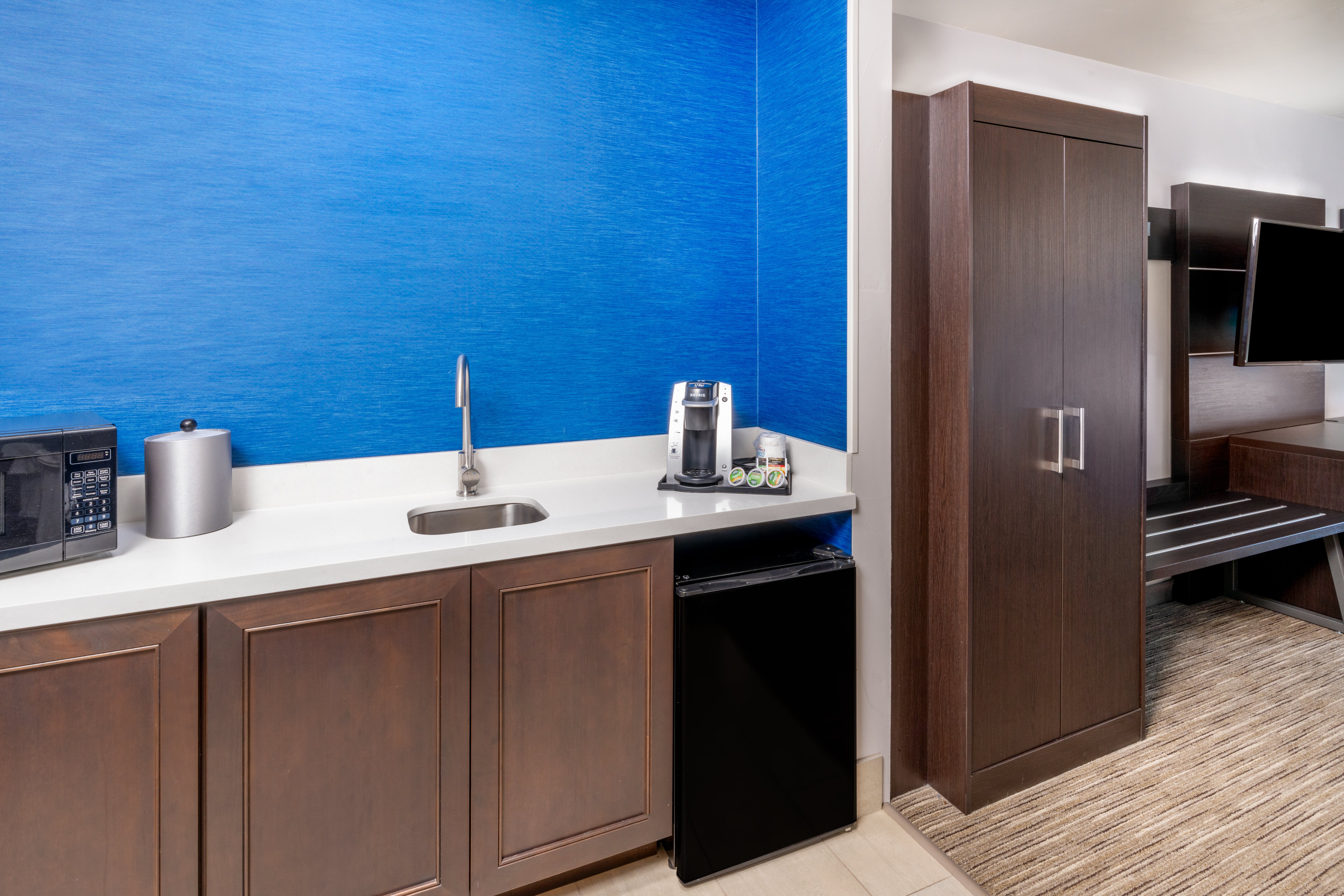 holiday inn express and suites colorado springs afa northgate