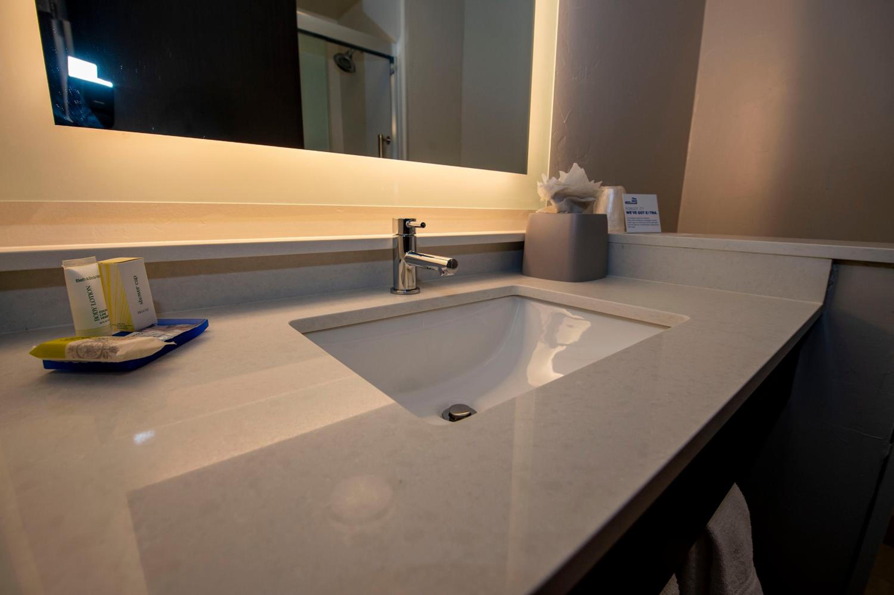 holiday inn express and suites colorado springs afa northgate