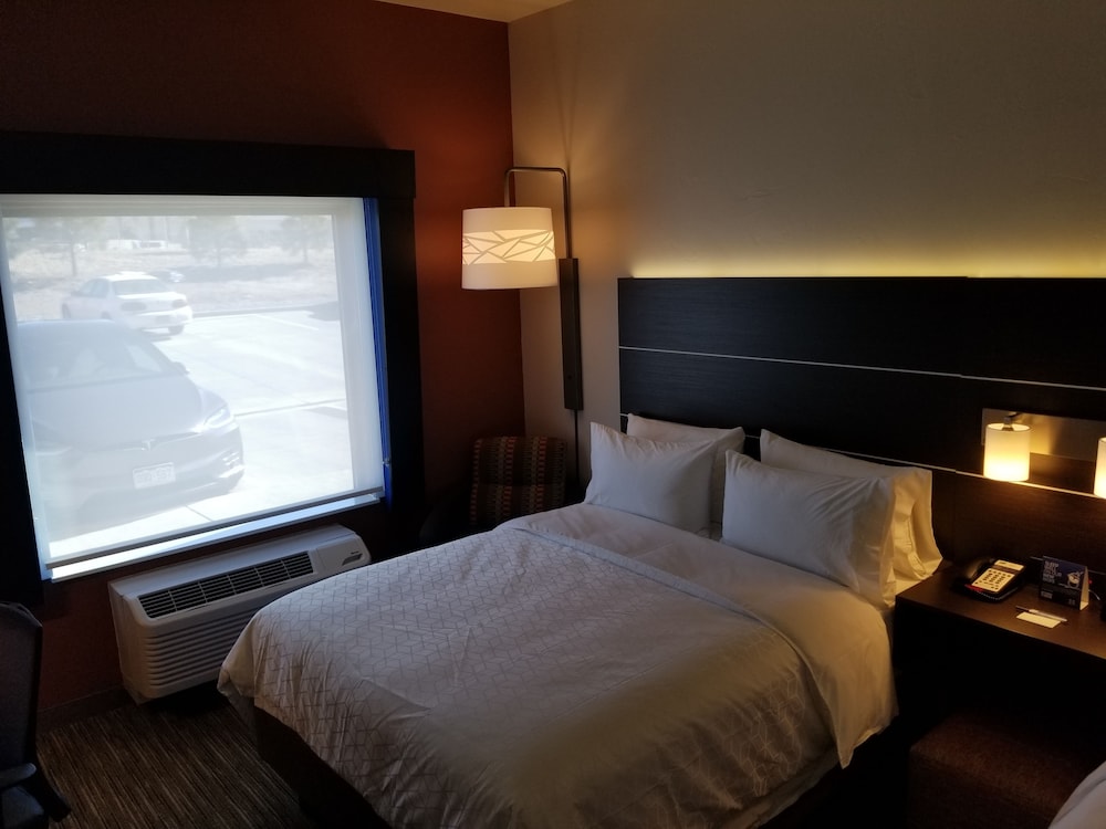 holiday inn express and suites colorado springs afa northgate