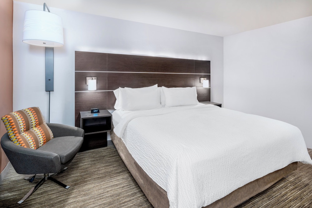 holiday inn express and suites colorado springs afa northgate