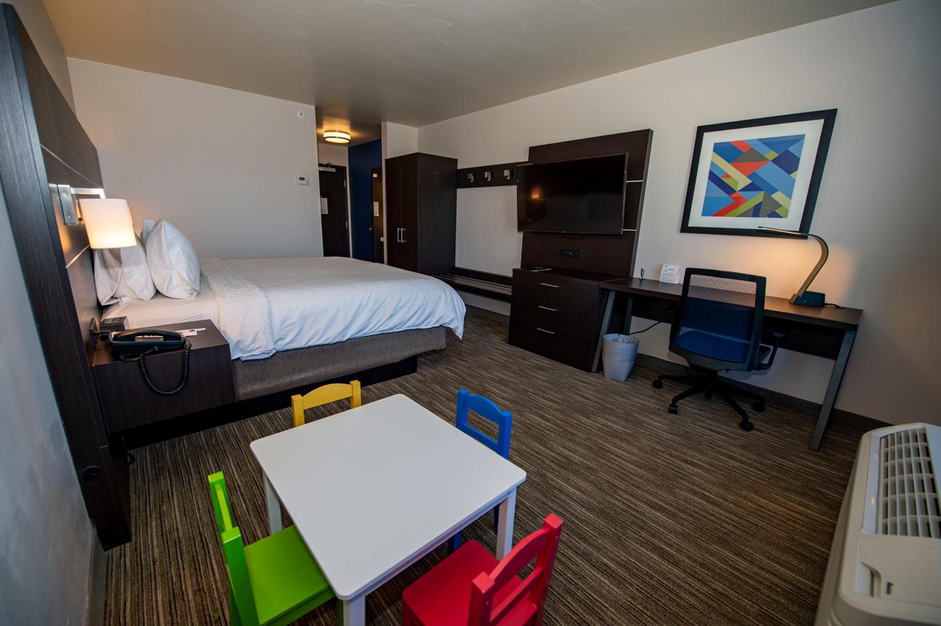 holiday inn express and suites colorado springs afa northgate