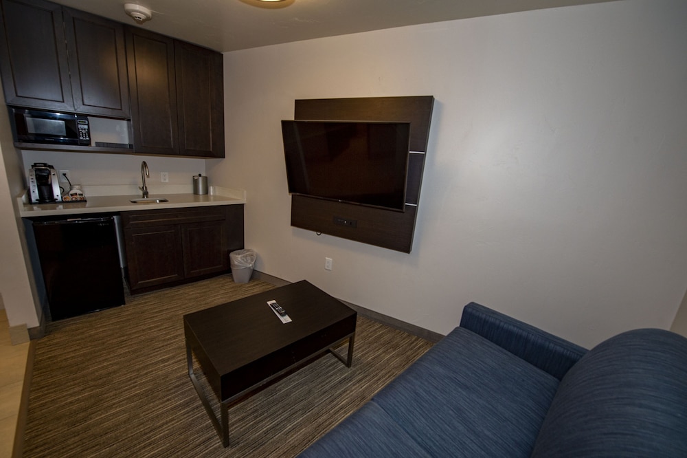 holiday inn express and suites colorado springs afa northgate