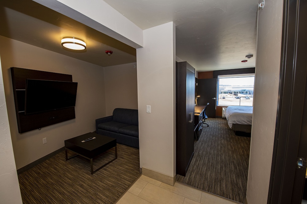 holiday inn express and suites colorado springs afa northgate