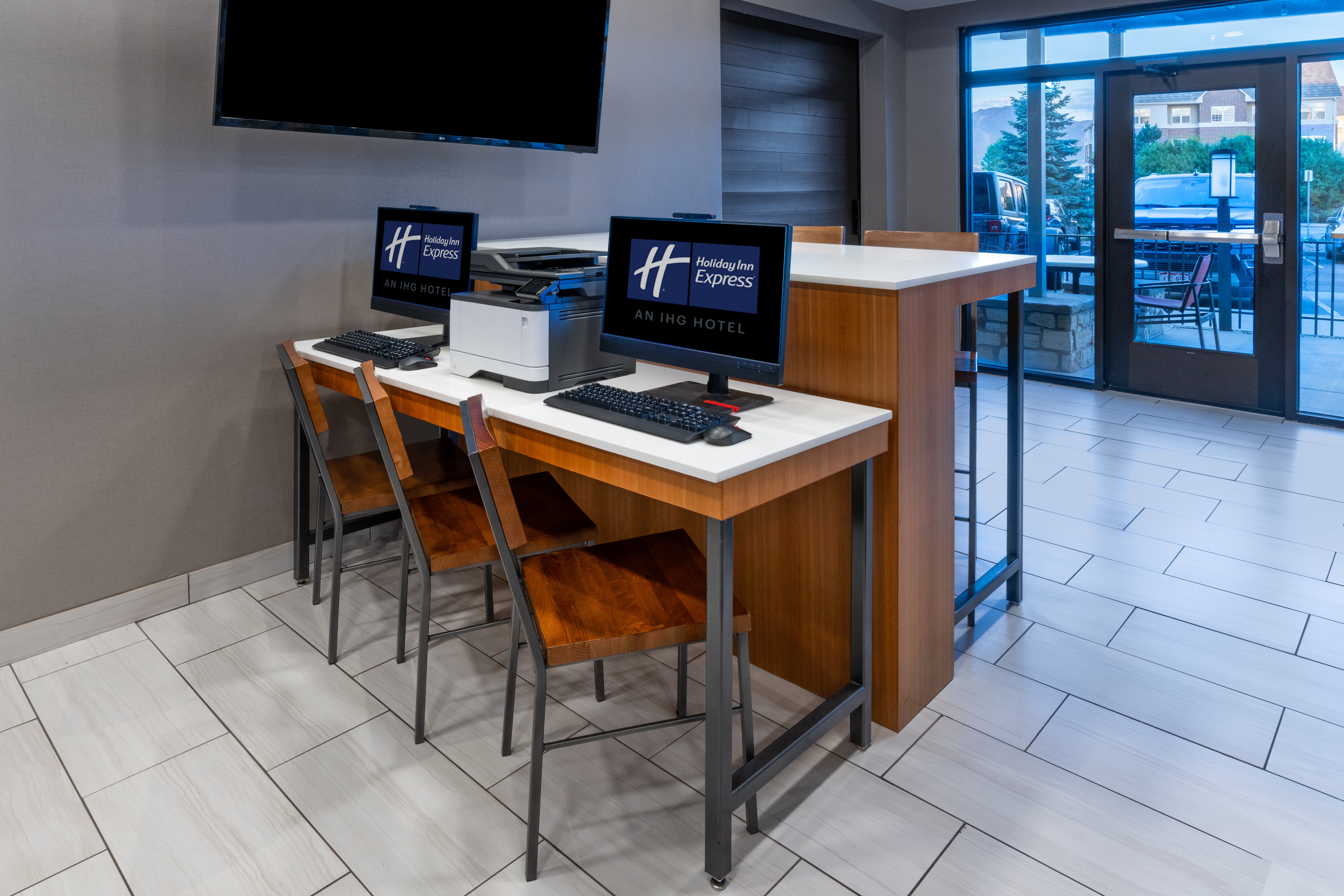 holiday inn express and suites colorado springs afa northgate
