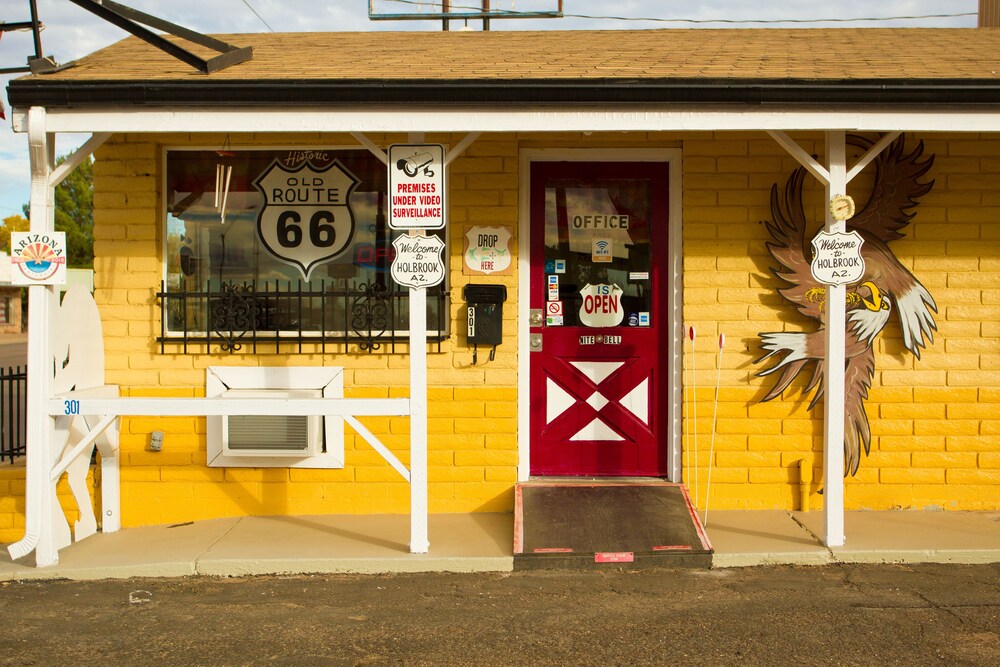 brads desert inn