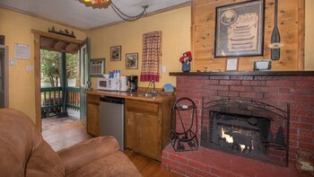 Whispering Pine Cabins,,3 star