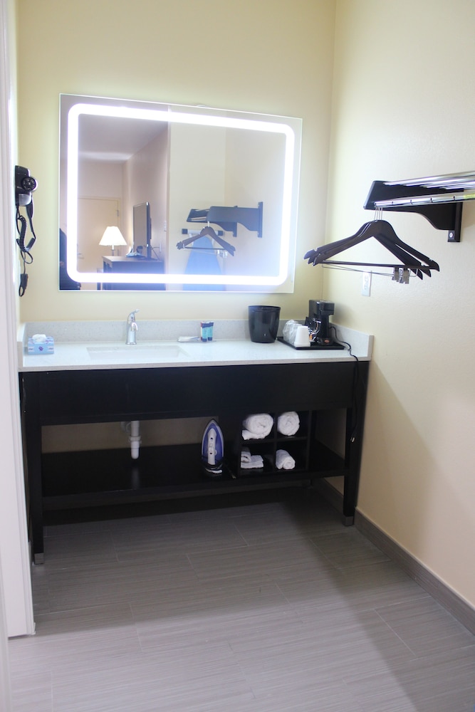 express inn and suites bush airport