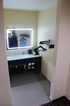 express inn and suites bush airport