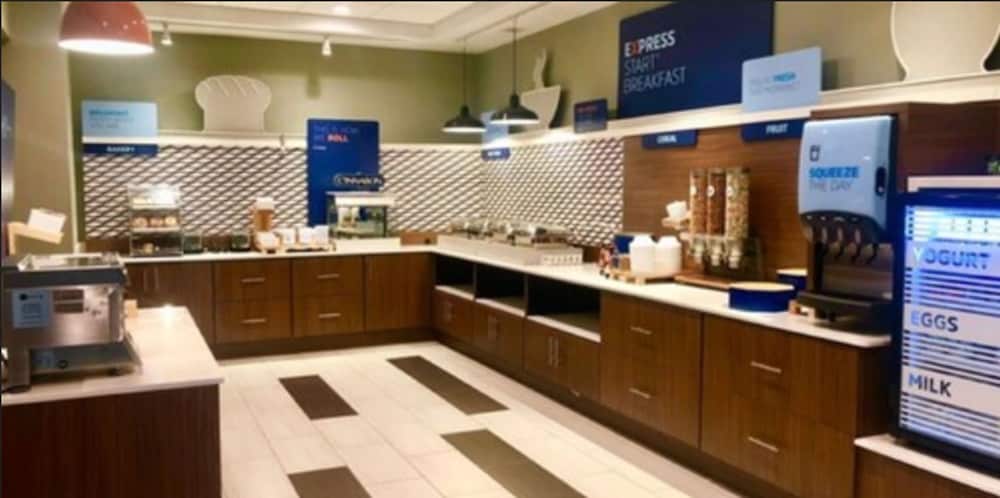 holiday inn express and suites macon north