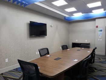 holiday inn express and suites macon north