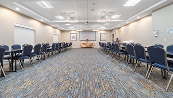 holiday inn express and suites macon north