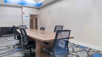 holiday inn express and suites macon north