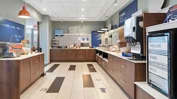holiday inn express and suites macon north
