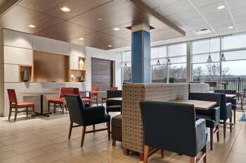 holiday inn express and suites macon north