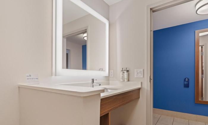 holiday inn express and suites macon north