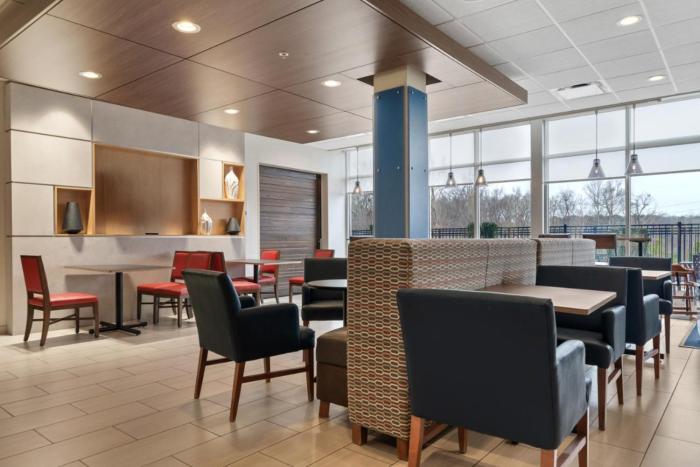 holiday inn express and suites macon north