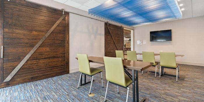 holiday inn express and suites macon north