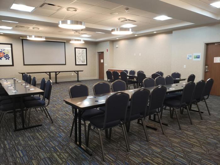 holiday inn express and suites macon north