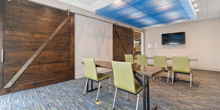 holiday inn express and suites macon north