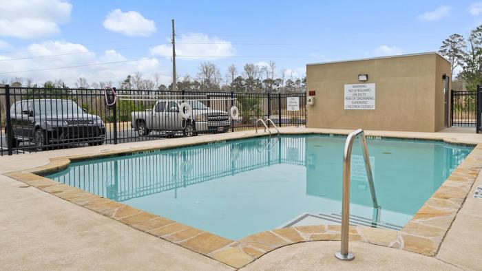 holiday inn express and suites macon north