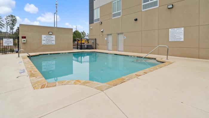 holiday inn express and suites macon north