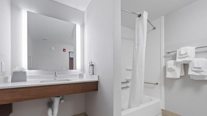 holiday inn express and suites macon north