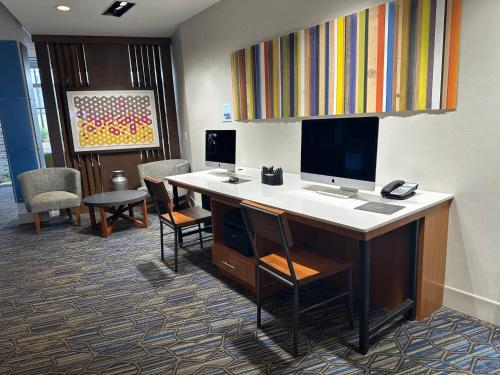 holiday inn express and suites macon north